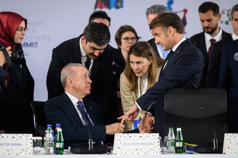 Video the bizarre greeting that arouses controversy. How were Erdogan and Macron surprised for 13 seconds