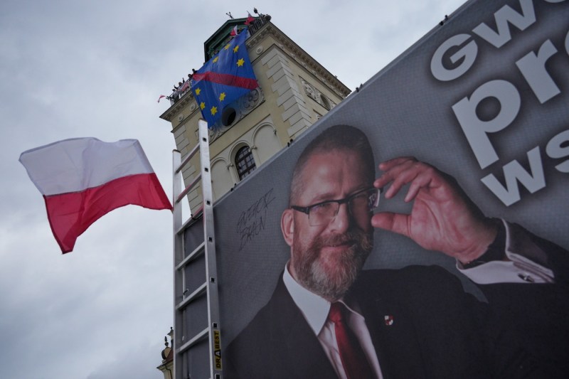 Support from the extreme-right for the conservative candidate at the Presidency of Poland. A former opponent announces he will vote on Nawrocki