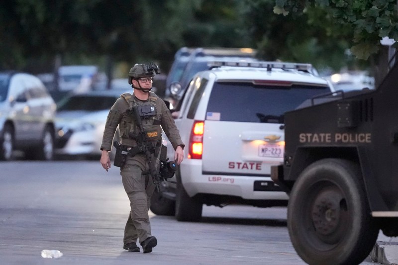 An official of a New Orleans prison was arrested for facilitating the escape of 10 prisoners