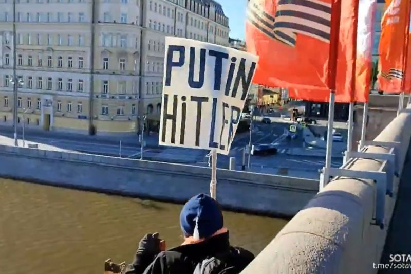 Rare protest near Kremlin: he displayed the message 