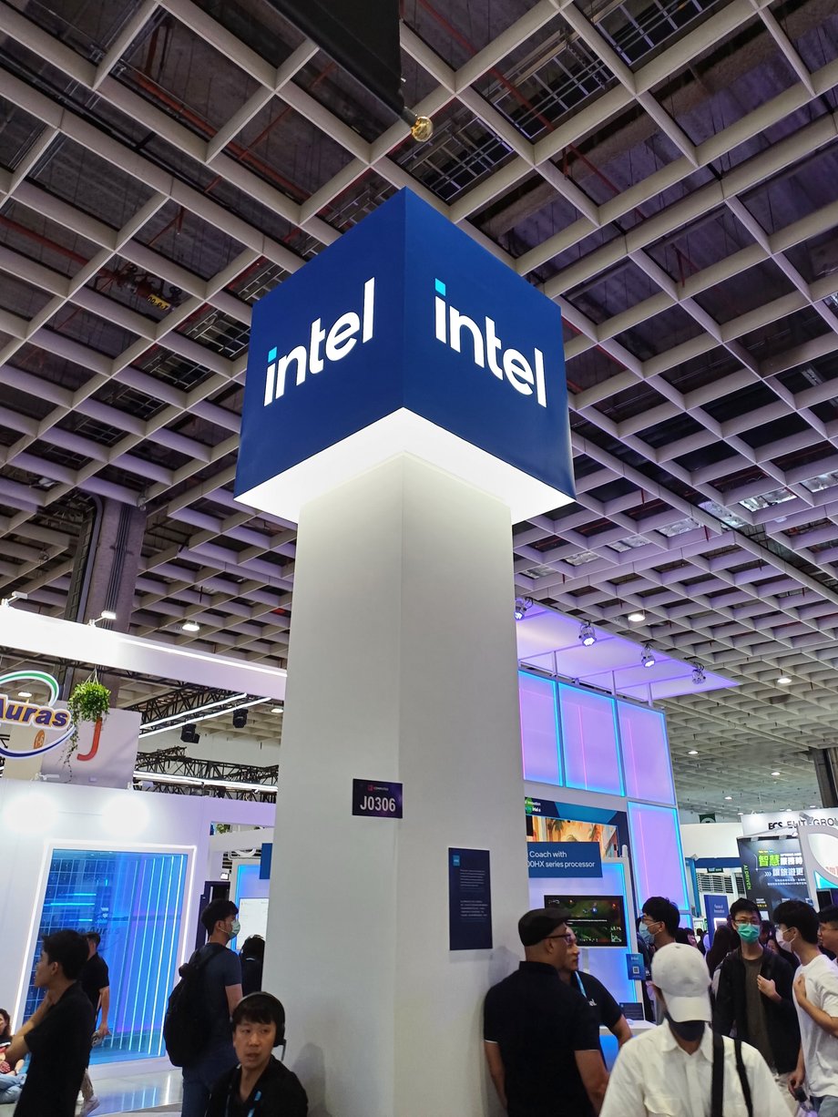 Intel is in trouble, and AMD is lurking on his market shares