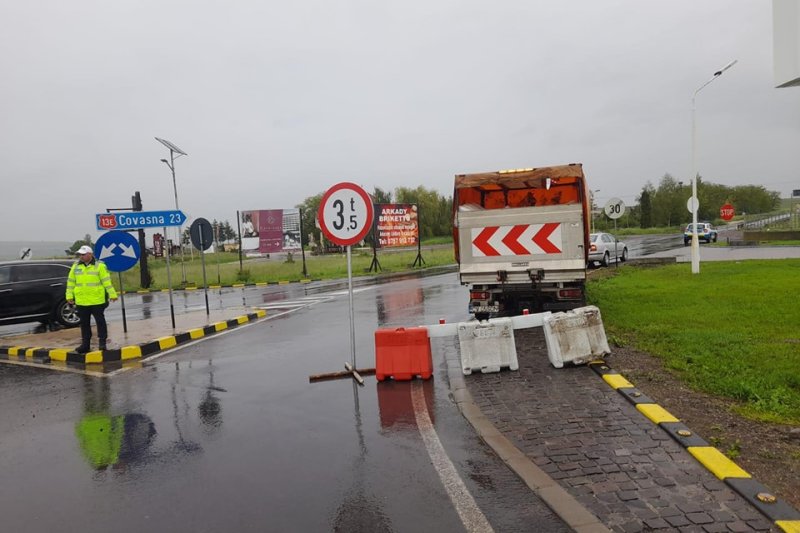 Traffic restrictions on national roads in counties affected by heavy rains. And railway traffic is disturbed on a popular route
