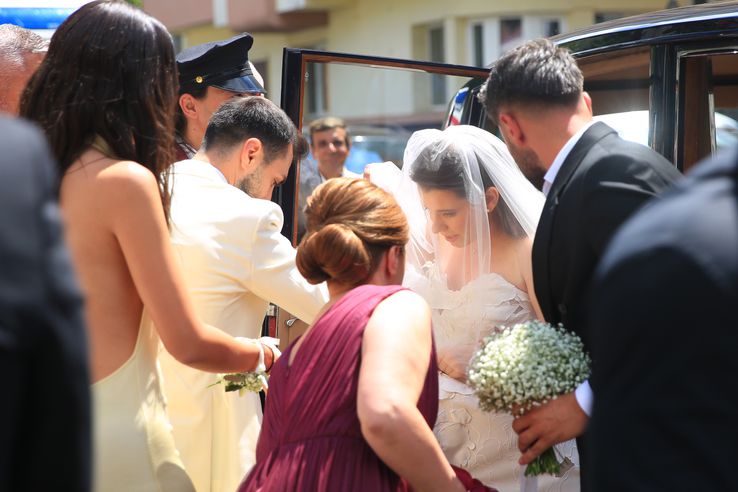 Kira Hagi with Thomas Ferfelis. The arrival of the bride at the religious ceremony at the Church of St. Visarion in Bucharest Photo: Ionuț Iordache (GSP)