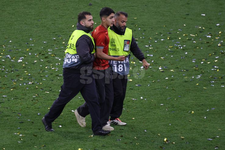 A teenager entered the field at the end of the photo match: Ionuţ Iordache (GSP)