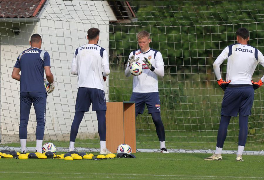 The unique exercise performed by the goalkeeper of Romania U21 / Photo: Ionuț Iordache (GSP) First jokes, then