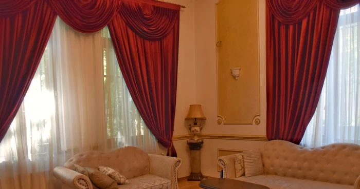 Light room with two large windows. Photo Storia