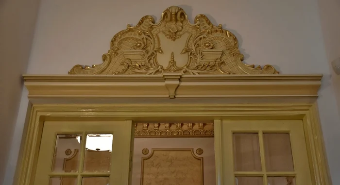 Stucco above the door. Photo Storia