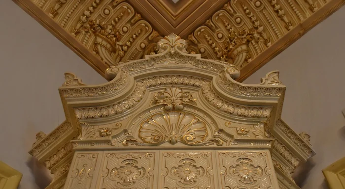 The stove has golden elements. Photo Storia