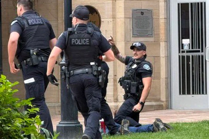 The attacker was immobilized by photo police: X