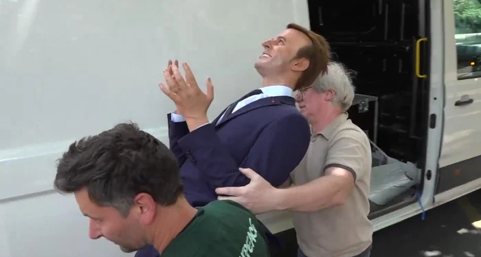 Macron's wax statue was "pLANT" in front of the Russian Embassy. Photo: video capture