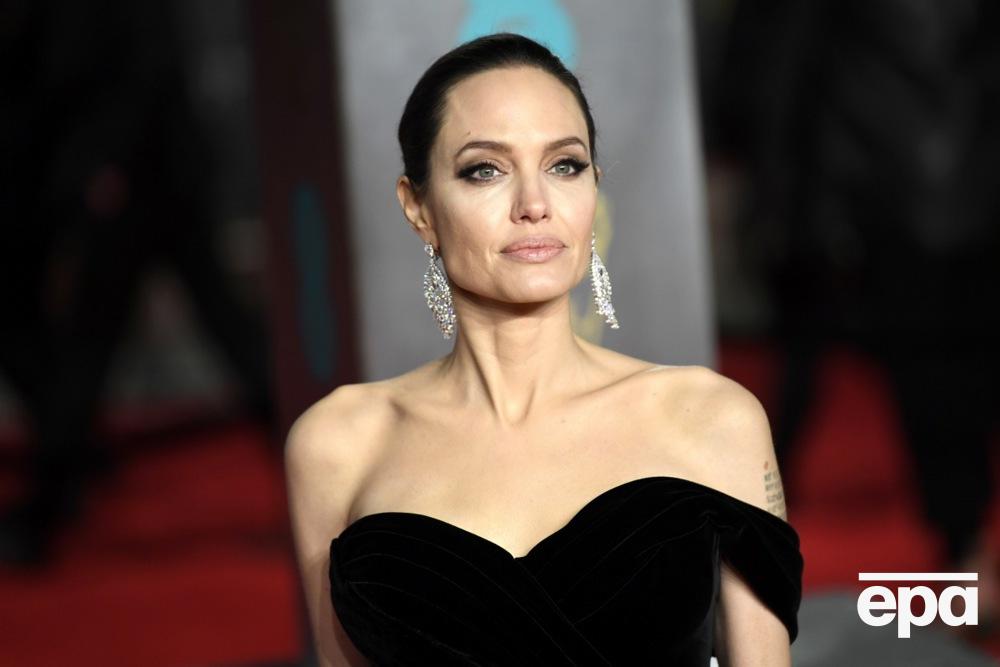 Jolie is 50 years old. The brightest photos of the actress before and after the reconstruction of the chest due to removal of the mammary glands 8