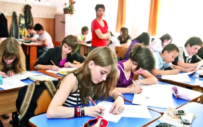 Students carre give a test in the presence of the teacher