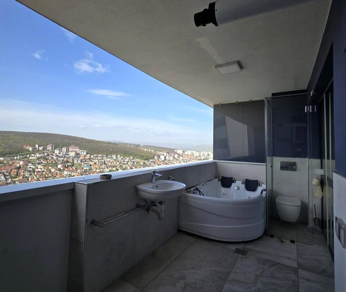 Apartment with toilet on the Balcony Photo: FB