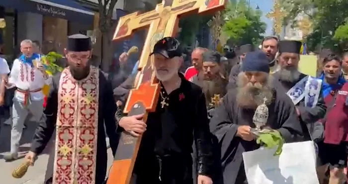 Gigi Becali, with the cross on Calea Victoriei. TV capture