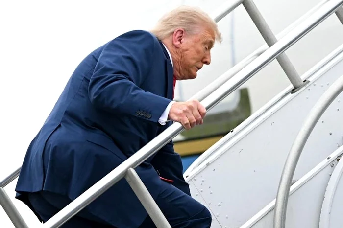 Donald Trump was surprised to stop on the stairs of Air Force One Presidential Airplane: X
