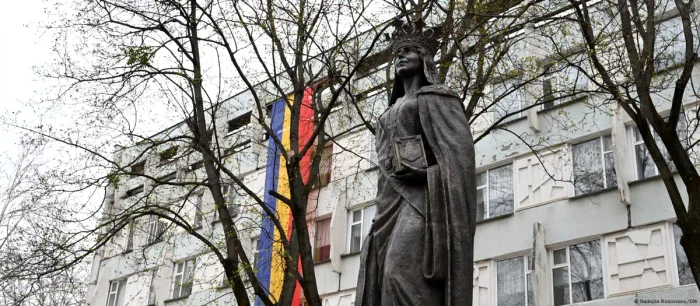 A block of housing in Soviet style in Chisinau. In front of him: the statue of Queen Mary.