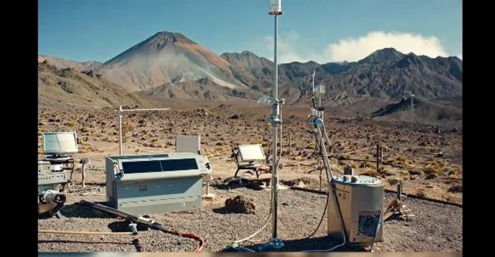 A mixed team of researchers monitors volcanic activity. Photo: video capture