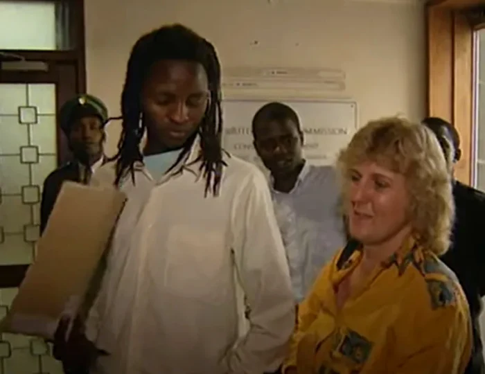 Cheryl Thomasgood and the warrior Masai Photo: Captura YouTube