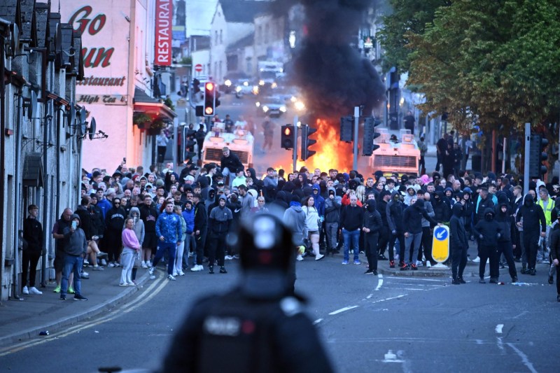 In his first reaction about the violence against the Romanians in Northern Ireland, Minister Hureazeanu explains why MAE did not intervene with public messages / what he says about protests