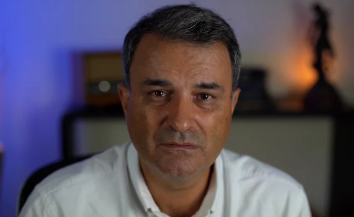 The journalist Lucian Mândruță shows the cheek of the budget. Photo: personal archive