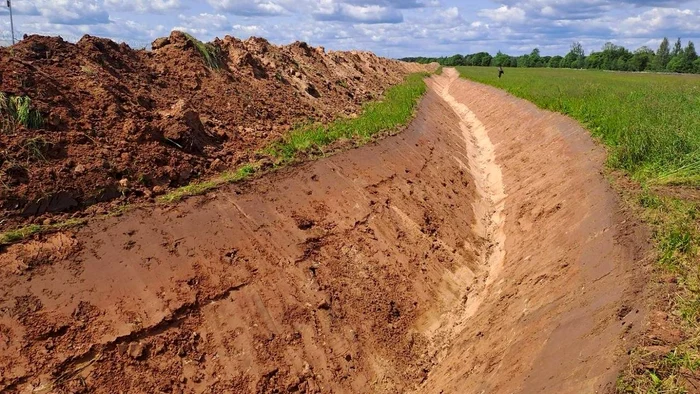 Antitanc trenches in Estonia, on the border with Russia photo X/War Translated