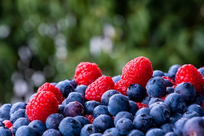 Raspberries and blueberries. Photo: pixabay.com