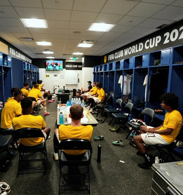 The reverves of the Germans looked at the match in the locker room. Photo X/ Borussia Dortmund