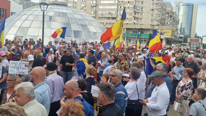 Among the requirements of the protesters include early elections. Photo: Facebook / Silviu Gurlui 