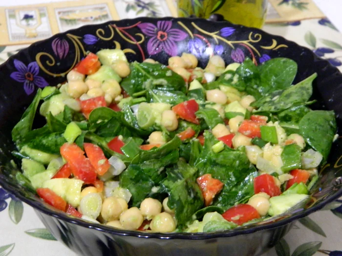 Spinach salad with nasty and dressing of superfoods for a light meal photo cook