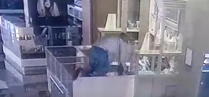 Jumped over the windows and attacked the photo seller: Video capture Timișoara's opinion