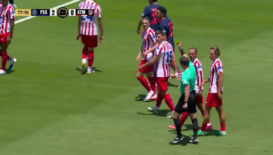 Istvan Kovacs shows the second yellow card to Clement Lenglet, for protests, and eliminates it in PSG-Atletico 5-0 / Photo: Dazn Hit for Istvan Kovacs! »The FIFA + Romanian referee was left without a match after the US debut!
