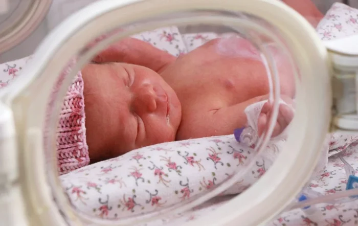 A doctor is accused of letting the children born prematurely die. Photo Save the Children Romania