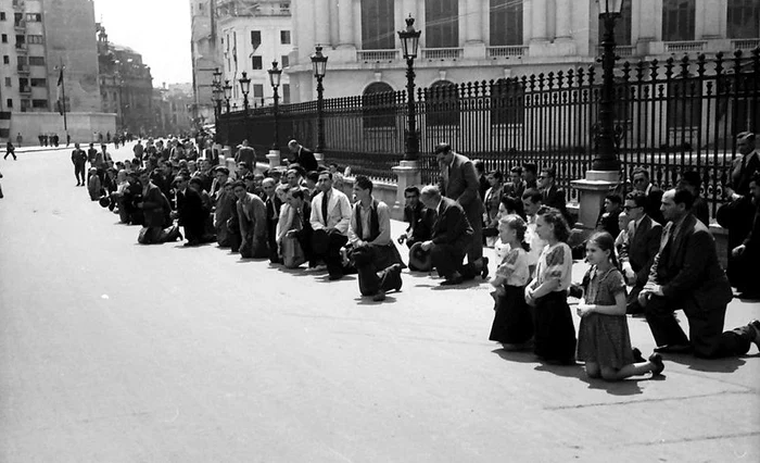 People gathered in front of the Royal Palace and prayed that Bessarabia will remain part of Romania