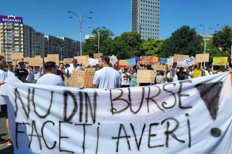 Students and students protest on Sunday, in Bucharest, compared to scholarships