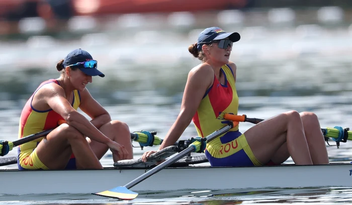 Simona Radiș, while in the boat next to Ancuța Bodnar