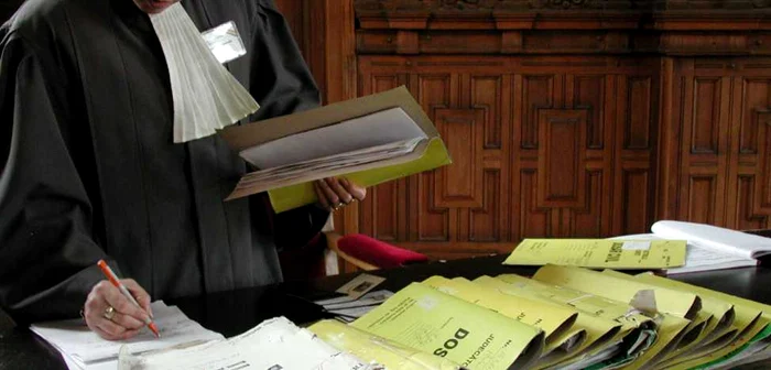 For the documents submitted online, the electronic signature will be sufficient. Photo archive