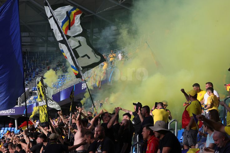 Fumigeni lit by the ultras from units under the tricolor to the match Spain - Romania, from Euro U21. Photo: Ionuț Iordache (gsp.ro)