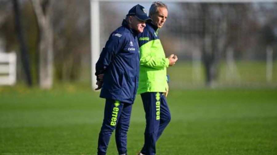 Vincenzo Mirra (right), next to Giuseppe Iachini, at the Parliament training from 2021-2022 / Photo: IMAGO Dennis Man is warned by his former coach