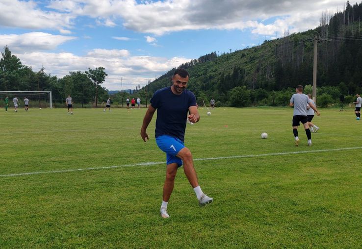 Simon Măzărache before the match that brought the promotion of the band from Lerești / Photo source: Facebook@ Muscel TV Campulung