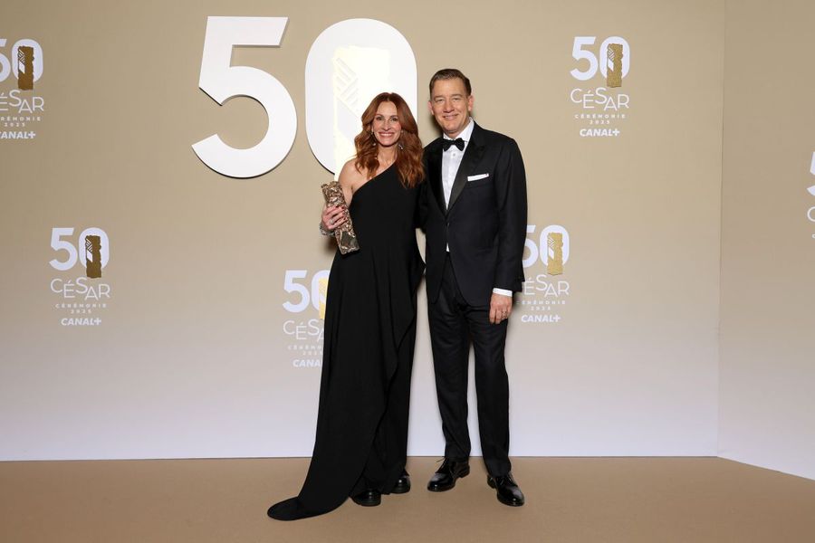Clive Owen and Julia Roberts are posing with the Cesar Honorary Prize at the 50th edition of Cesar Film Awards on February 28, 2025 in Paris / Photo: Gettyimages Cristi Chivu is Star and in America! »What famous fan of Inter visited him at a workout in Los Angeles
