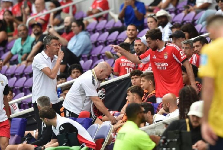 The conflict between Turkish Orkun Kökcü and coach Bruno Lage at the match Benfica - Auckland City 6-0 from the Club World Cup / Photo: Dazn