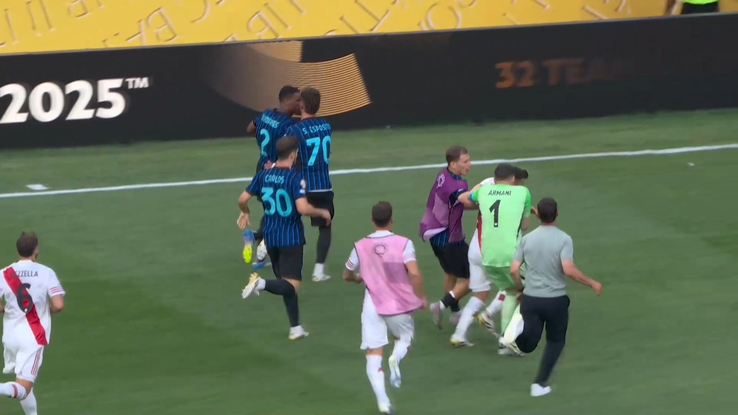 Tensioned scenes at Inter - River Plate. Cristi Chivu, directly involved