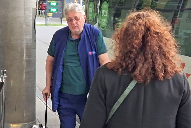 Gino Iorgulescu, arriving at the hotel in Vienna where the Romanian national is accommodated / GSP video capture