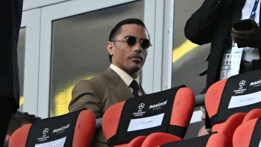 The famous chef of Turkish organ, Salt Bae, has been among the VIPs on Allianz Arena The legends of the Netherlands tuna and lightning:
