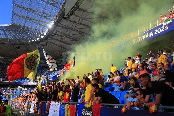 Fumigeni lit by the ultras from units under the tricolor to the match Spain - Romania, from Euro U21. Photo: Ionuț Iordache (gsp.ro)