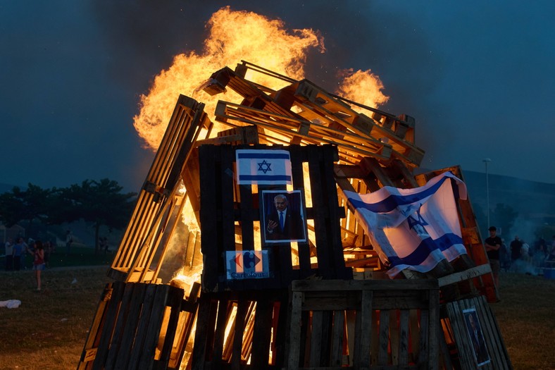 Israel's burning flags and a photo of Binjamin Netanyahu in Spanish Pamplona