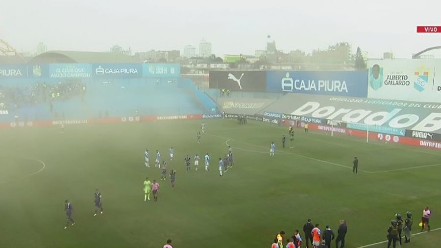 The dust cloud appeared on the field in the start of the Sporting Cristal match - Deportivo Garcilaso, suspended 35 minutes due to a earthquake / photo: Facebook The earthquake interrupted the match for 35 minutes! »The fans panicked: A cloud of dust wrapped the stadium