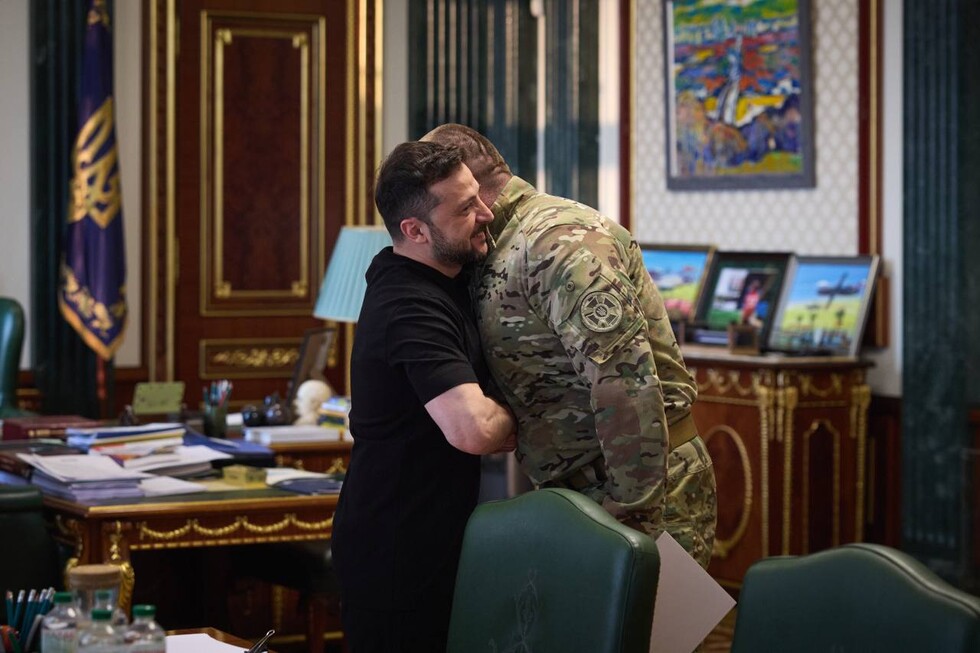 Zelensky, who is pulled up 15 times, at a meeting with Malyuk lit up pumped biceps. Photo 4