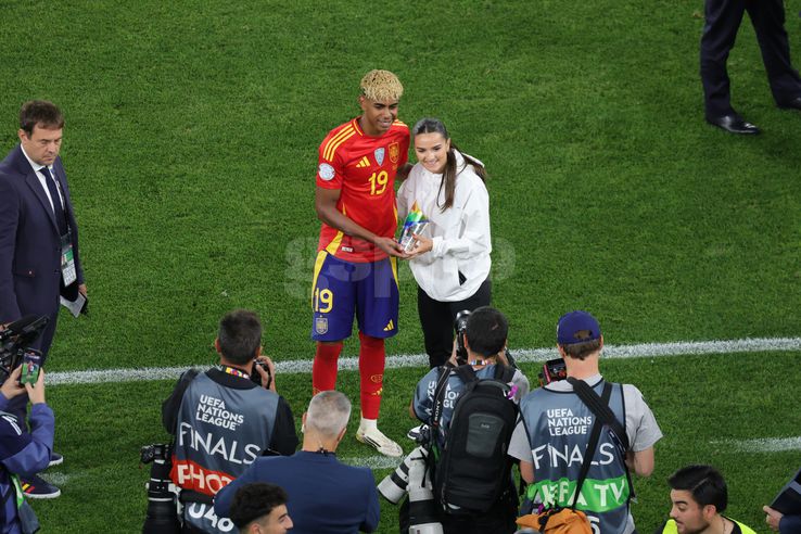 Lamine Yamal awarded at the end of the Spain - France in the League of Nations. Photo: Ionuț Iordache (gsp.ro)