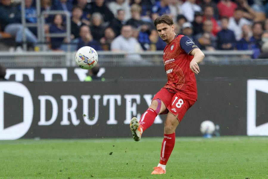 Răzvan Marin playing in Cagliari's T -shirt / Photo: Imago Răzvan Marin has a new coach »Who decided to put Cagliari instead of Davide Nicola, dismantled on Wednesday